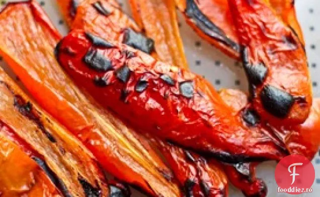 Muhammara Ardei Roșu Prăjit Și Dip De Nucă Cu Tortilla Condimentată