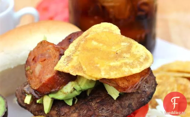 Burger cu chipsuri de Chorizo, Avocado și pătlagină