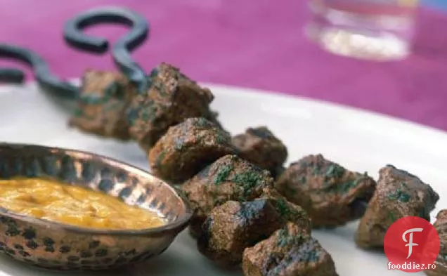 Anticuchos cu sos de ardei galben prăjit (kebab de vită Peruvian)