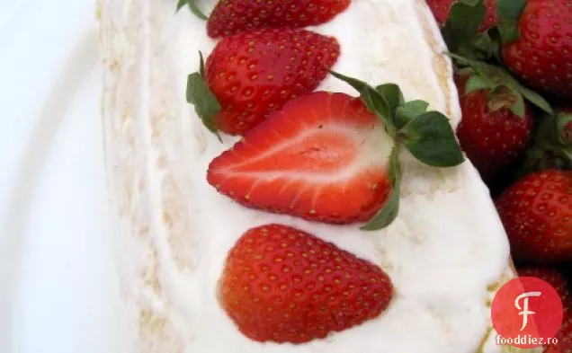 Brazo de Reina (rulou de tort cu căpșuni și smântână)