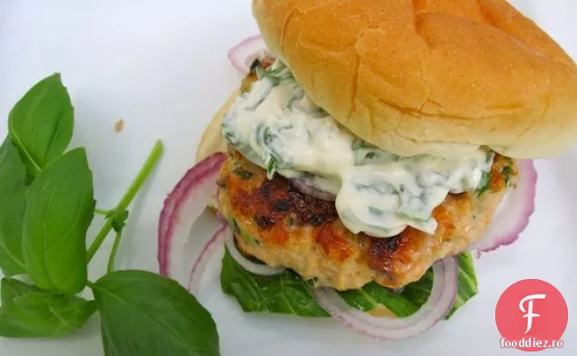 Burgeri de somon cu maioneză de busuioc-usturoi