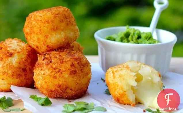 Bolitas de Yuca y Queso (bile de Yuca umplute cu brânză)