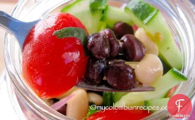 Salată de fasole alb-negru (Ensalada de Frijoles Negros y Blancos)
