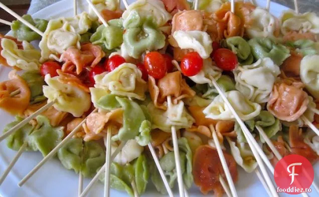 Tortellini și frigarui de roșii