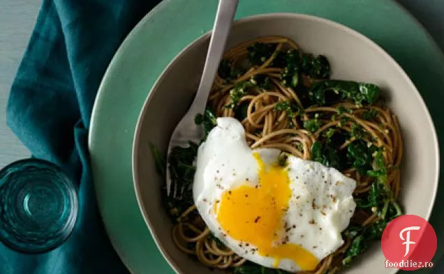 Spaghete cu verdeață ofilită și Pesto de nucă-pătrunjel