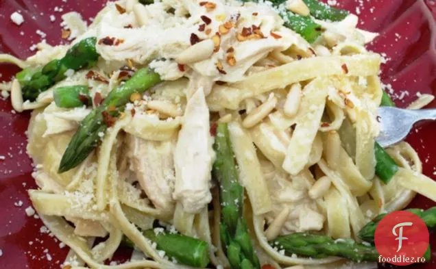 Fettuccine cu pui și sparanghel