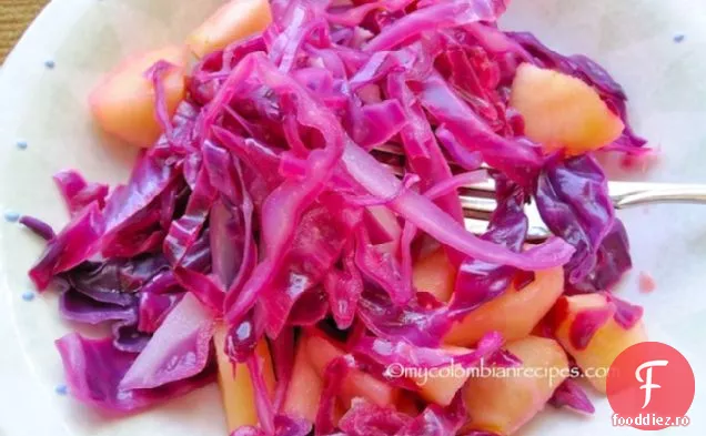 Ensalada de Repollo Morado y Manzana (salată de varză mov și mere)