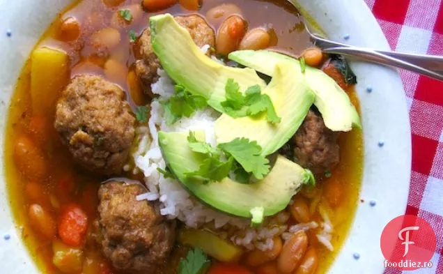 Tocană de fasole canară cu chiftele (Frijoles Canarios con Albondigas)