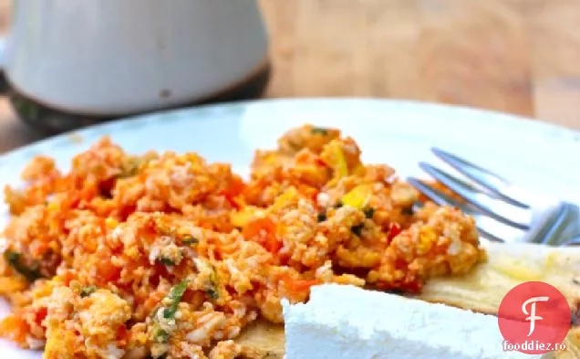 Ouă amestecate cu roșii și Scallions (Huevos Revueltos con Tomate y Cebolla)