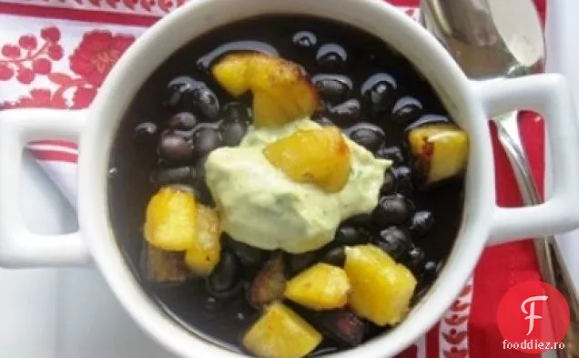Supă de fasole neagră cu pătlagină dulce și cremă de avocado-chimen