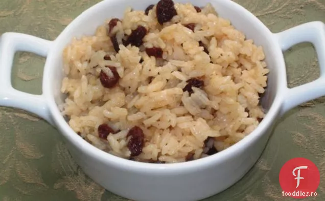 Orez cu nucă de cocos și stafide (Arroz con Coco y Pasas)