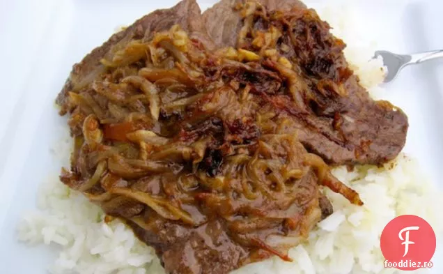 Bistec Encebollado (columbian-friptură cu sos de ceapă)
