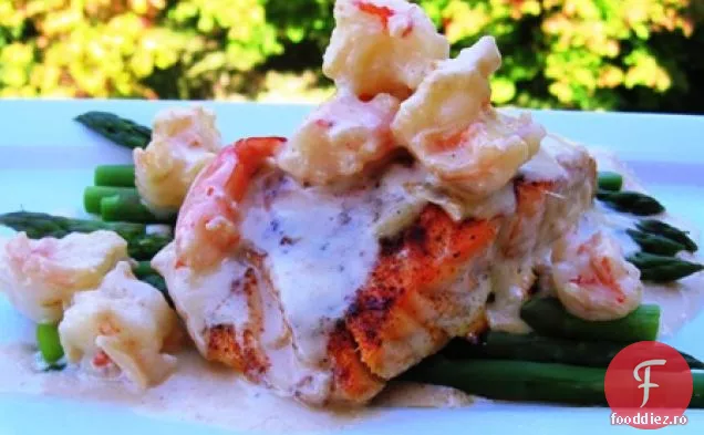 Somon cu sos de creveți (Salmon con Salsa de Camarones)