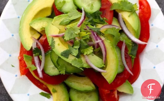 SALATĂ DE ROȘII ȘI AVOCADO (ENSALADA DE AGUACATE Y TOMATE)