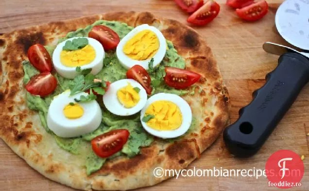 Pizza cu pâine plată cu Avocado și ou
