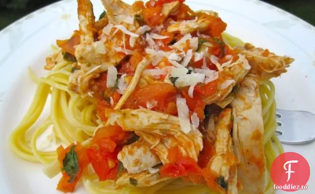 Spaghetti con Pollo y Salsa Criolla (spaghete în stil columbian cu pui)