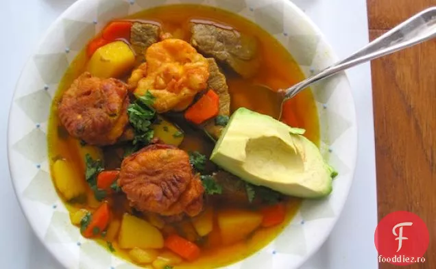 Sopa de Torrejas (supă columbiană de vită și biscuiți)