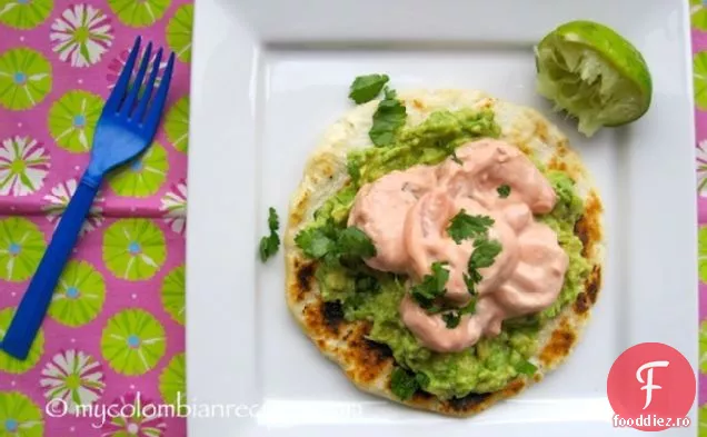 Arepa con Guacamole y Camarones (Arepa cu Guacamole și creveți)
