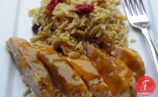 Pui cu sos de fructe de pasiune peste fructe uscate și nuci Orzo