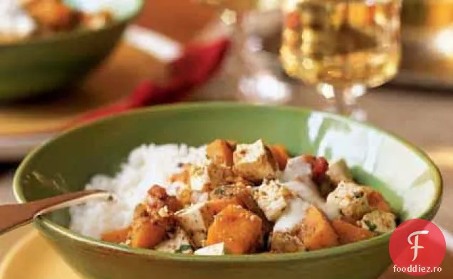Cartofi dulci și caju Korma peste orez de nucă de cocos