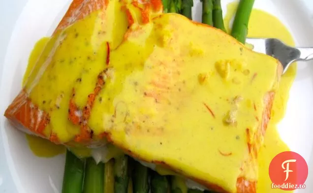 Somon cu sos de nucă de cocos-șofran