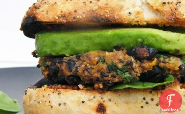 Burgeri de fasole neagră și cartofi dulci condimentați Cajun