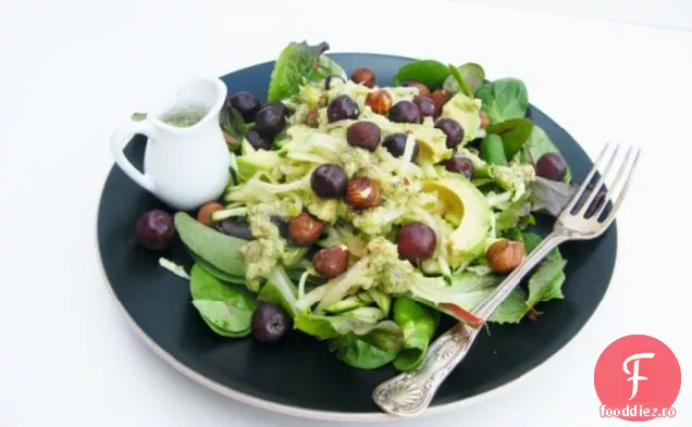 Dieta 5:2-Salată de Avocado, mere și alune = 227 calorii