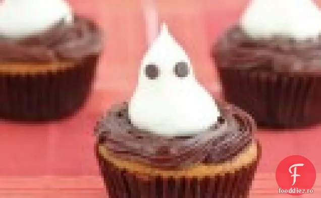 Cupcakes de dovleac cu umplutură de ganache de ciocolată și acoperite cu fantome de bezea