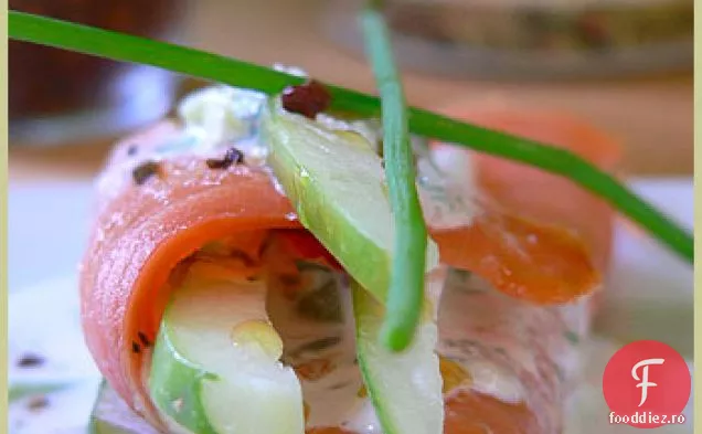 Castraveți Și Somon Afumat Împachetează Cu Semințe De Paradis