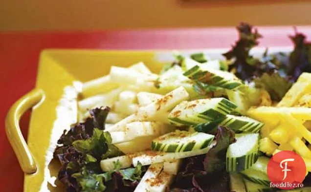 Salată de jicama, castraveți și ananas (Pico De Gallo)