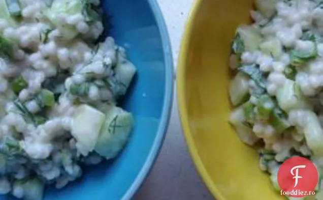 Salată de orz cu castraveți și iaurt-pansament de mărar