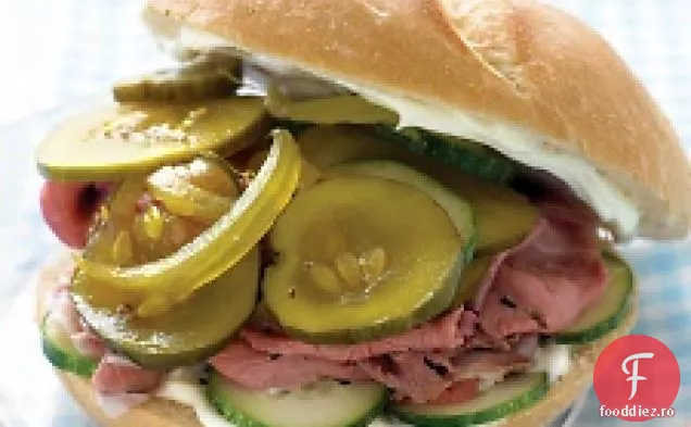 Friptură De Vită Sandwich Cu Cukes Și Murături