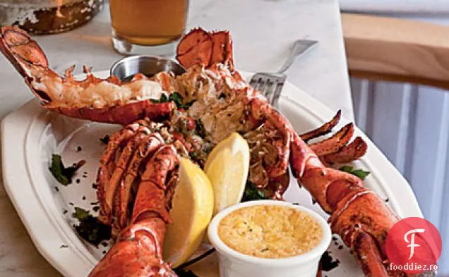 Homari la grătar împărțiți cu unt de ierburi