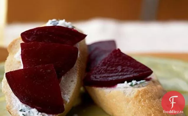 Crostini de sfeclă și brânză de capră