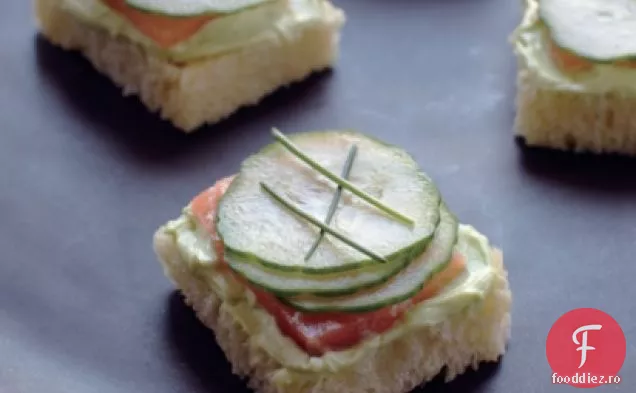Sandvișuri Cu Somon Afumat Și Ceai De Wasabi