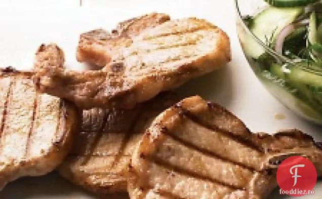 Cotlet de porc la grătar cu salată de castraveți-mărar