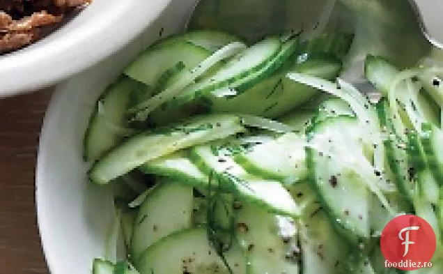 Salată de castraveți și ceapă dulce
