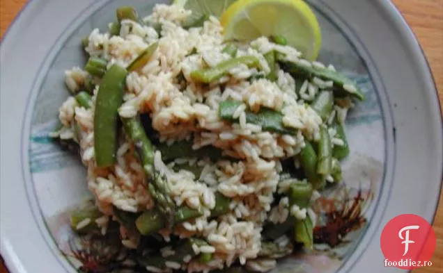 Salată de orez de primăvară cu sos de lămâie-mărar