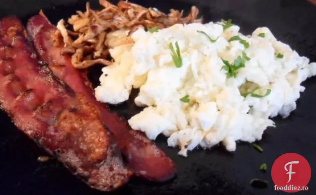 Albușuri de ou amestecate cu ciuperci Shiitake și slănină de curcan