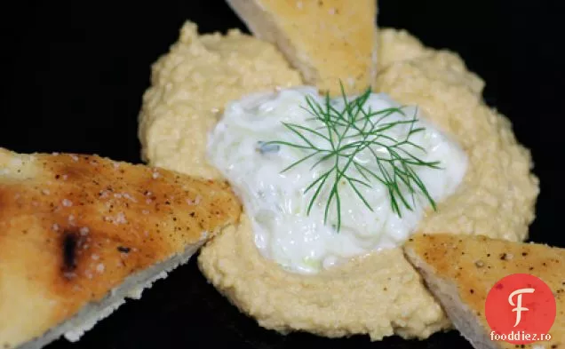 Salată de pâine plată la grătar și castraveți-iaurt