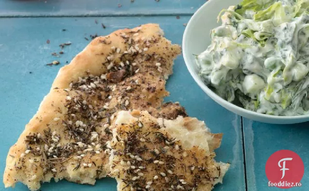 Za ' atar Flatbreads cu salată de castraveți-iaurt