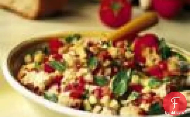 Salată De Pâine Cu Roșii Și Castraveți De Lămâie
