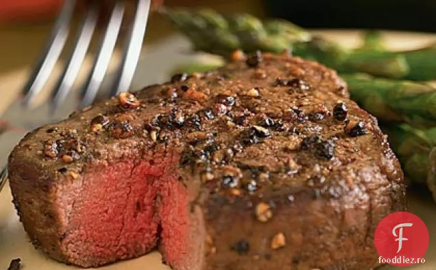 Filet mignon cu crustă de piper condimentat cu sparanghel