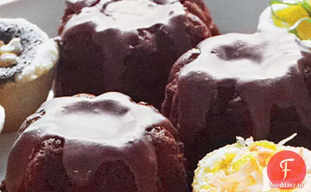 Mini prăjituri Bundt Bourbon-și-Cola