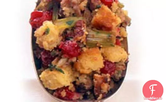 Cârnați, afine și umplutură de pâine de porumb