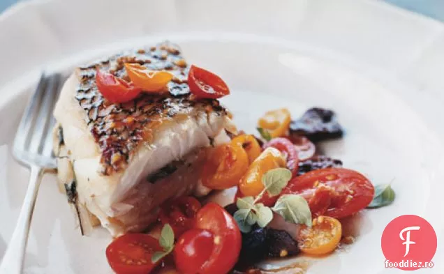 Biban de mare negru prăjit cu salată de roșii și măsline
