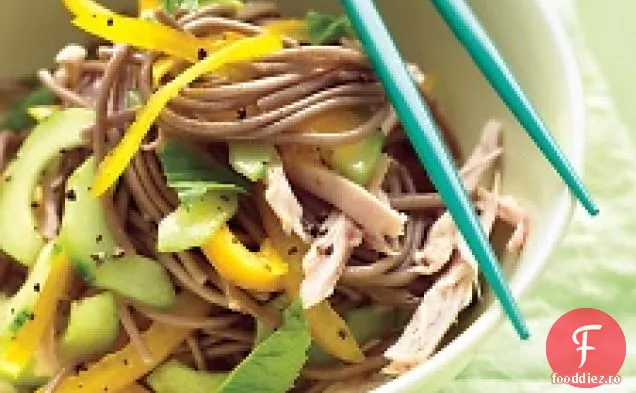 Soba rece - salată de tăiței cu pui, ardei și castraveți