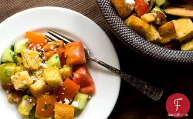 Salată De Roșii Și Castraveți Cu Crutoane De Pâine De Porumb