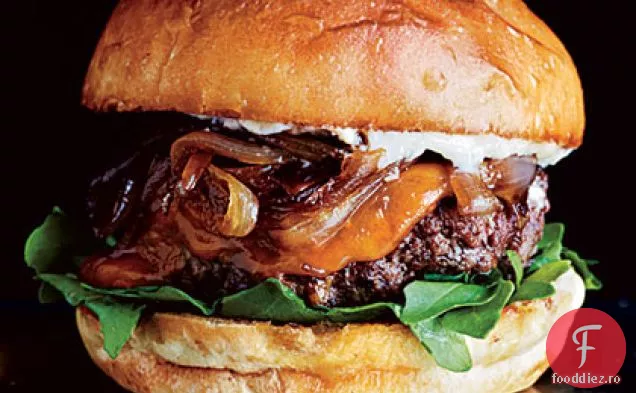 Cheeseburgeri Cheddar cu șalotă caramelizată