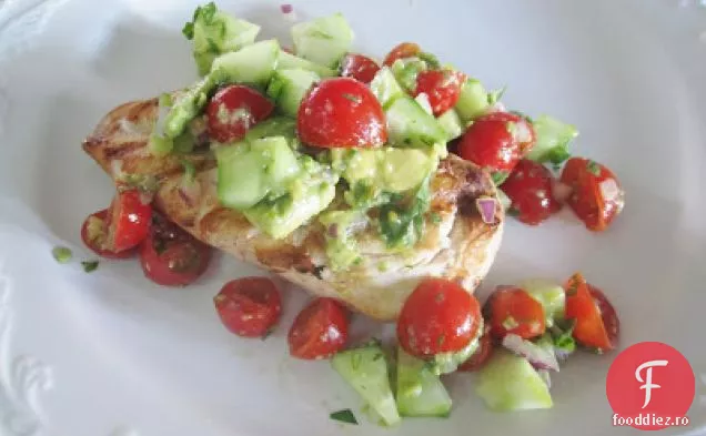Piept De Pui Cu Salsa De Avocado, Roșii Și Castraveți